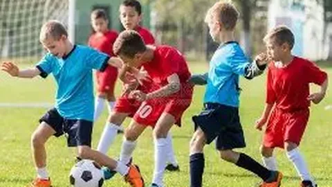 金巧巧街头品尝小吃，披发拖鞋造型尽显低调风范